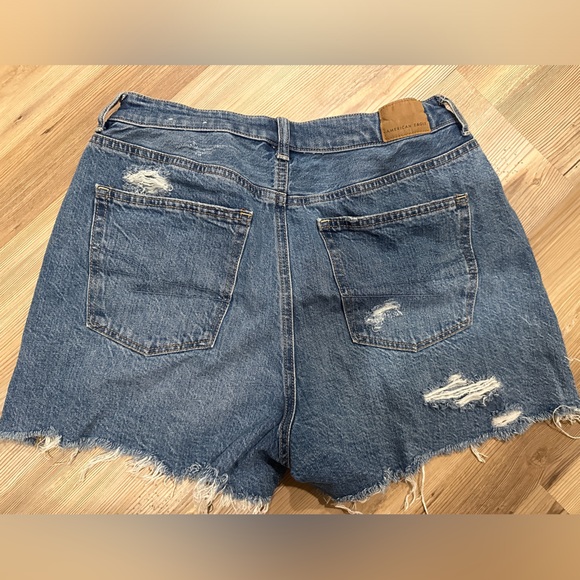 American Eagle Highest Rise Mom Short - Picture 3 of 5